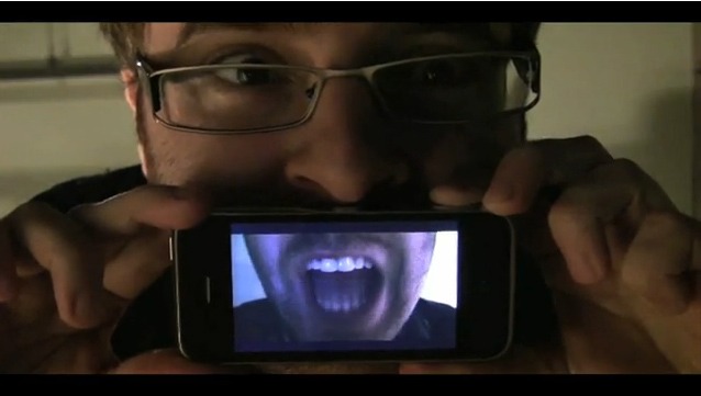 GuizDP avec son iPhone à la bouche