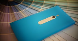 Lumia 800 Cyan, montrant son dos avec sa caméra 8 mégapixels