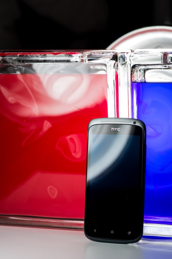 HTC One S, devant des blocs de verre colorés