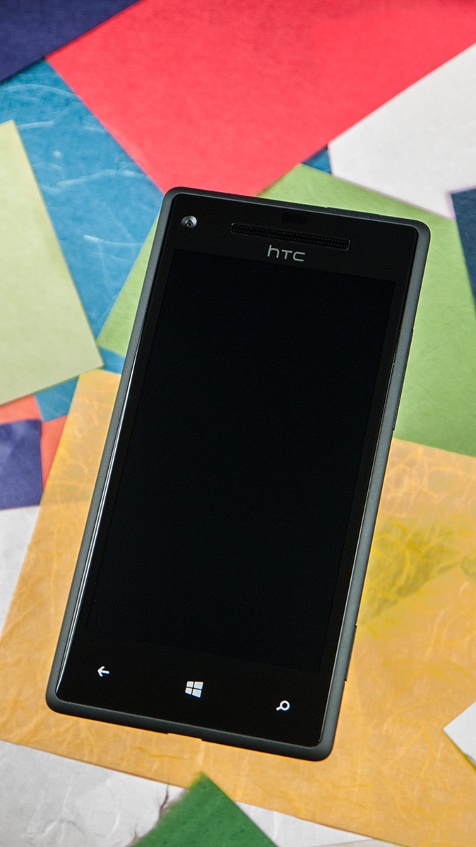 Le devant du HTC Windows Phone 8X présente les amis habituels: écran tactile, boutons capacitifs pour Windows Phone, écouteur, logo de l'entreprise, capteurs de luminosité et caméra avant.