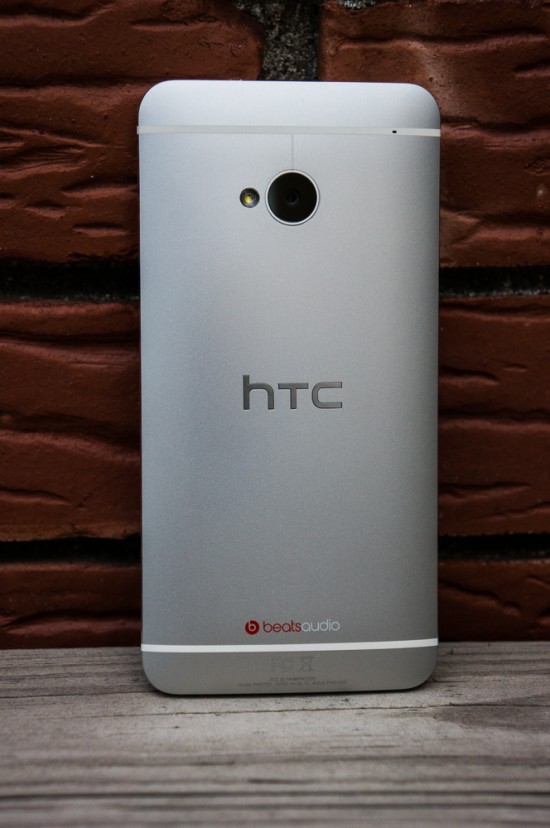 Le boîtier d'aluminium du HTC One est très élégant, moderne et agréable en main.