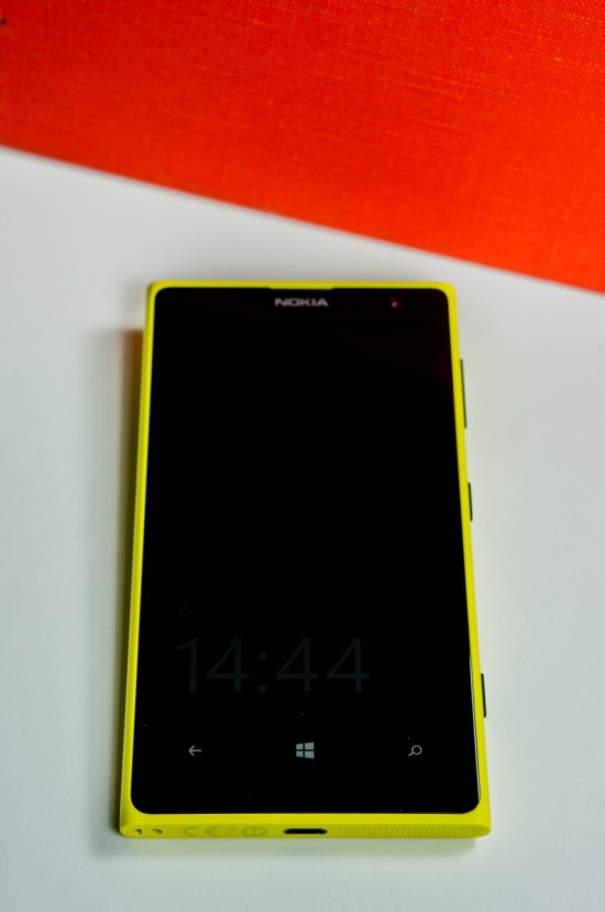 L'avant du boîtier, avec son écran de 4,5 pouces, ses trois touches capacitives Windows, son logo Nokia, sa caméra frontale ainsi que son écouteur.