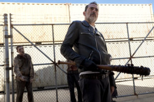 Negan (Jeffrey Dean Morgan) est prêt à tout pour semer la terreur au Hilltop - The Walking Dead - Saison 8, Épisode 11 - Crédit photo: Gene Page/AMC