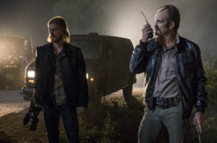 Dwight (Austin Amelio) et Simon (Steven Ogg) ne s'entendent pas sur la plan - The Walking Dead Saison 8 Épisode 13 - Crédit photo: Gene Page/AMC