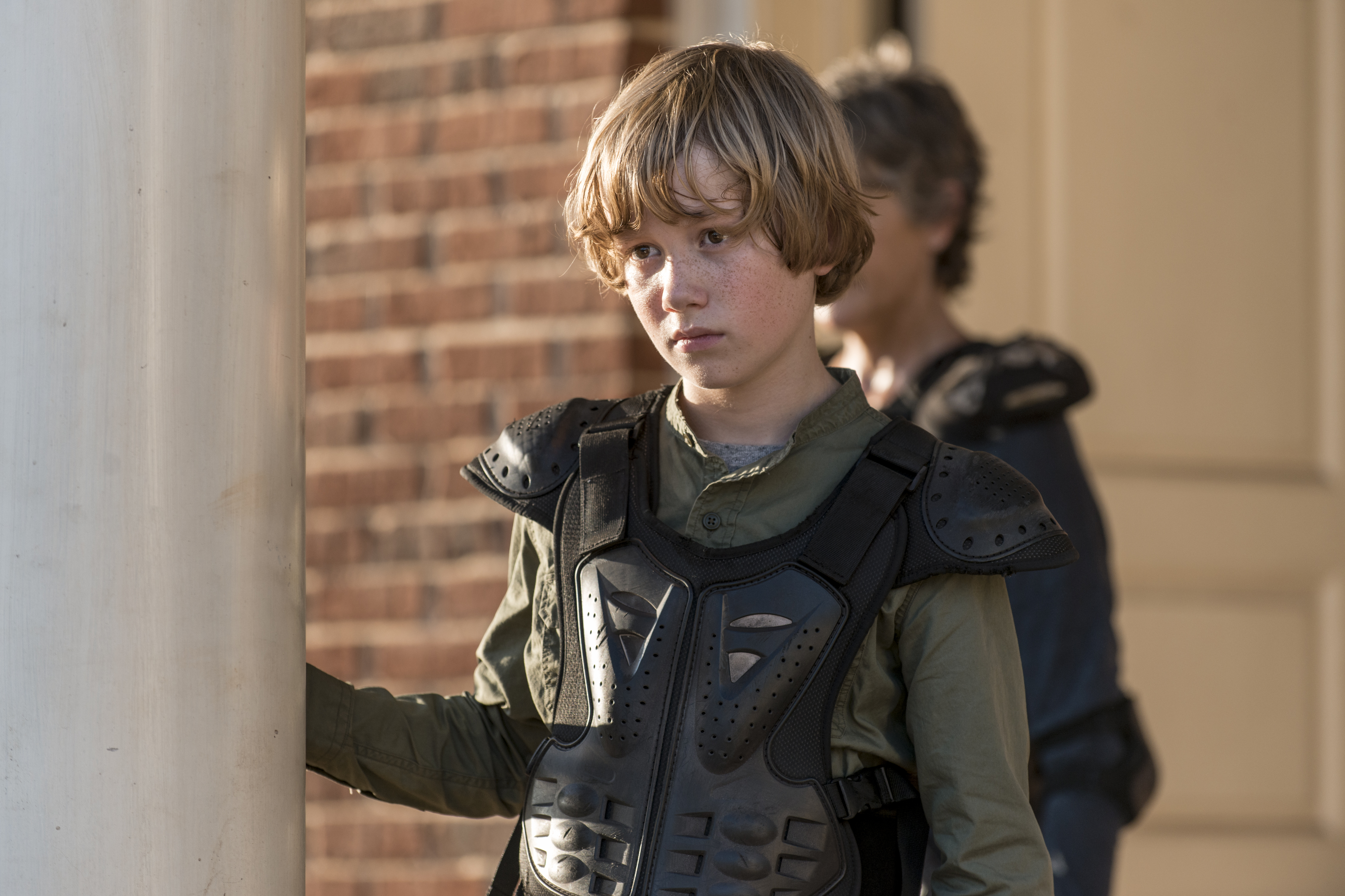 Carol Peletier (Melissa McBride) n'arrive plus à contrôler le jeune Henry (Macsen Lintz) - The Walking Dead Saison 8 Épisode 13 - Crédit photo: Gene Page/AMC