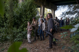 Daryl Dixon (Norman Reedus) tente de mener les survivants d'Alexandria en sûreté - ici accompagné de Dwight (Austin Amelio), Tara Chambler (Alanna Masterson) et des autres survivants - The Walking Dead _ Saison 8, Épisode 11 - Crédit photo: Gene Page/AMC