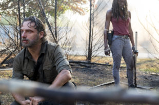 Rick Grimes (Andrew Lincoln) peine à faire son deuil sous la protection de Michonne (Danai Gurira) - The Walking Dead Saison 8, Épisode 10 - Crédit Photo: Gene Page/AMC