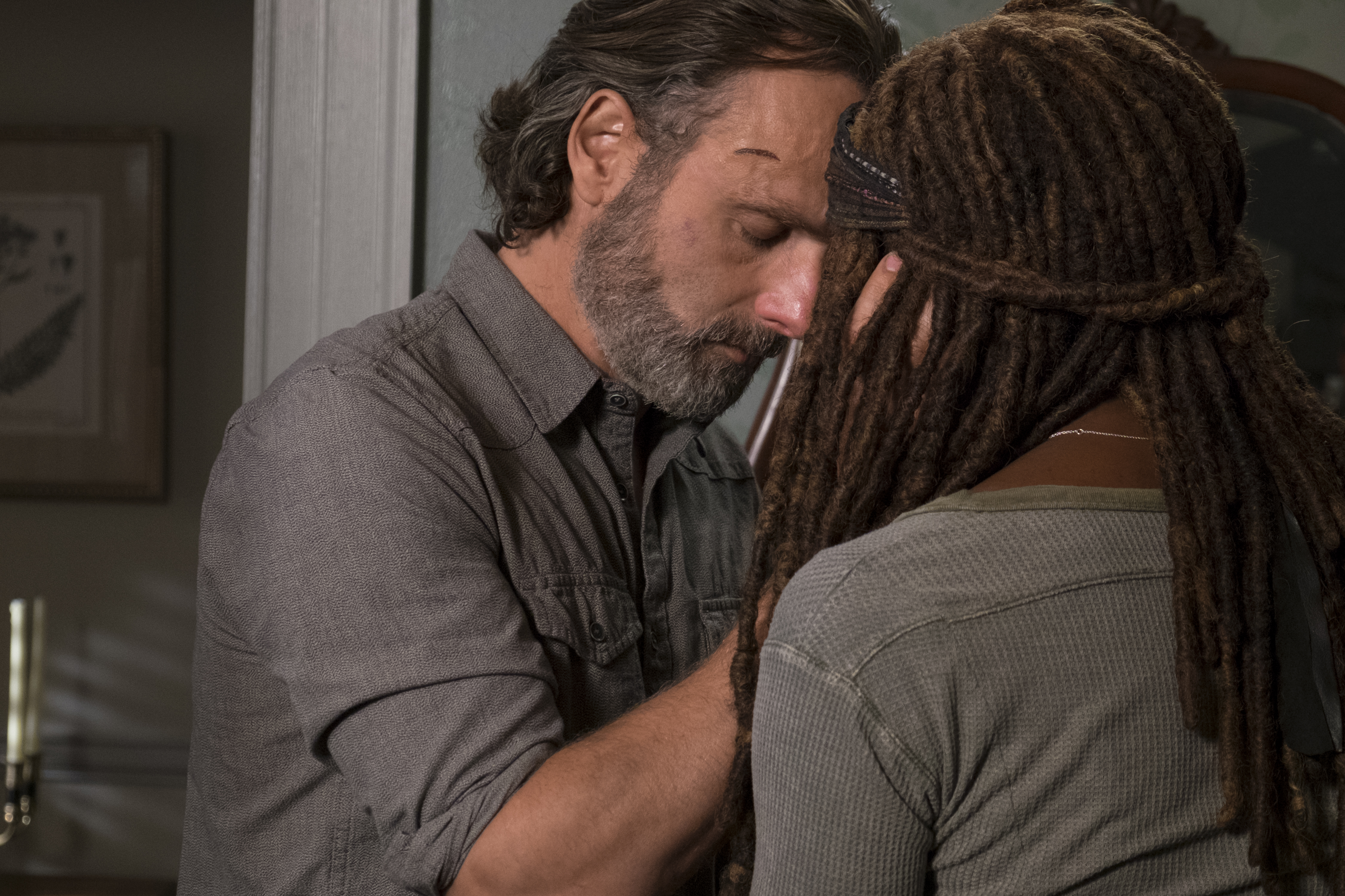 Michonne (Danai Gurira) pardonne à Rick Grimes (Andrew Lincoln) son escapade. - The Walking Dead Saison 8 Épisode 14 - Crédit photo: Gene Page/AMC
