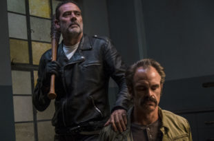 Simon (Steven Ogg) est à la merci de Negan (Jeffrey Dean Morgan) - The Walking Dead - Saison 8, Épisode 15 - Crédit photo : Gene Page/AMC