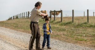 Rick Grimes (Andrew Lincoln) se rappelle des jours paisibles avec son fils Calr - The Walking Dead - Saison 8, Épisode 16 - Crédit Photo: Gene Page/AMC