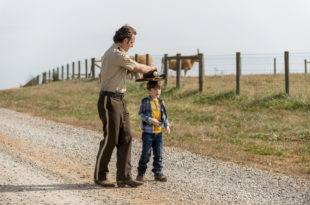 Rick Grimes (Andrew Lincoln) se rappelle des jours paisibles avec son fils Calr - The Walking Dead - Saison 8, Épisode 16 - Crédit Photo: Gene Page/AMC