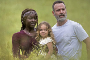 Andrew Lincoln (Rick Grimes), Danai Gurira (Michonne) et Chloe Garcia (Judith) - The Walking Dead - Saison 9, Épisode 1 - Crédit photo: Jackson Lee Davis/AMC