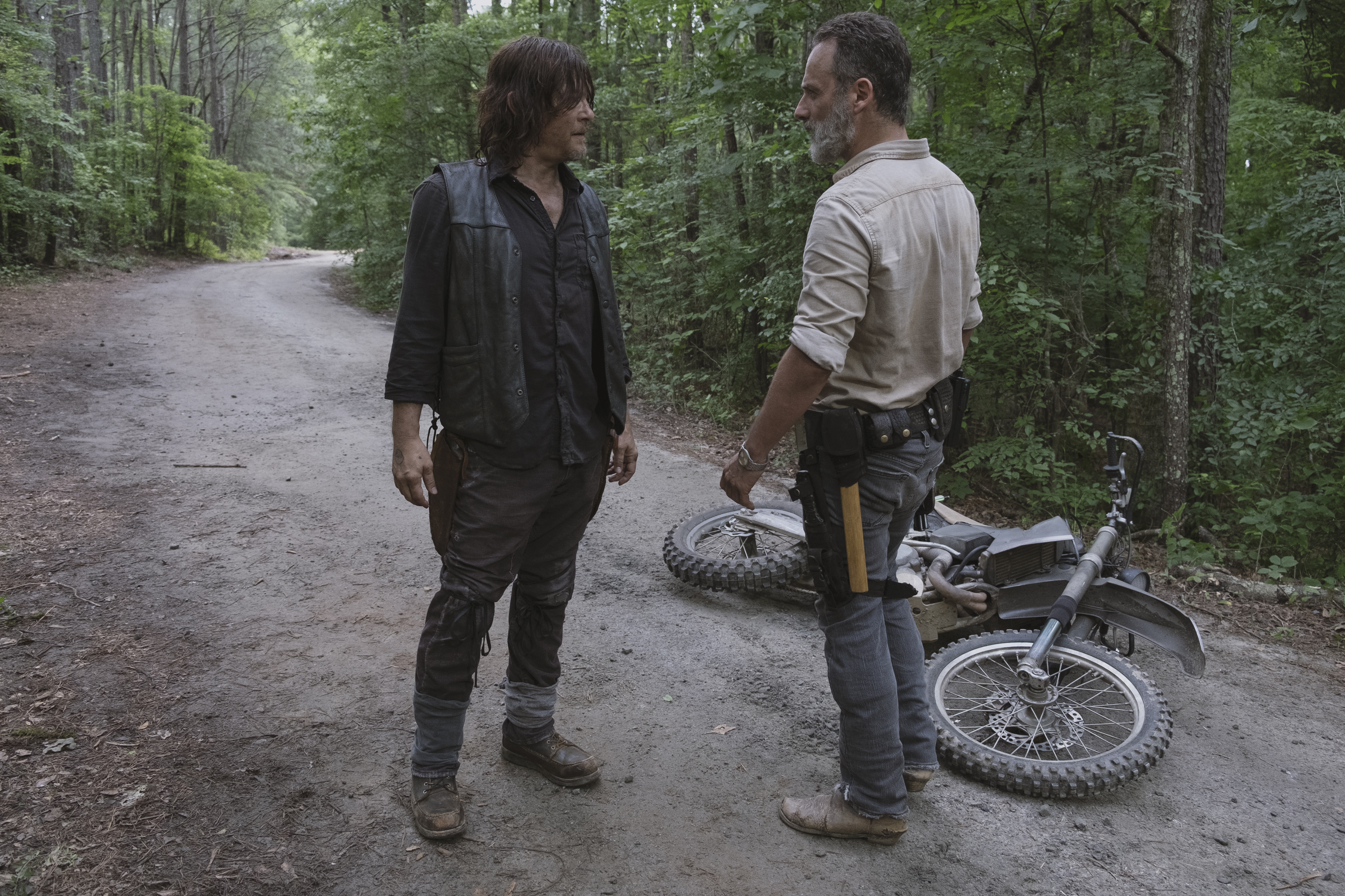 Rick Grimes (Andrew Lincoln) et Daryl Dixon (Norman Reedus) se disputent au sujet de Negan - The Walking Dead - Saison 9, Épisode 4 - Crédits photo: Gene Page/AMC
