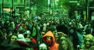 L'annuelle Marche des Zombies de Montréal sur la rue Sainte-Catherine hier. Photo: Steve Carufel