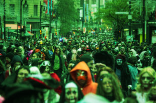 L'annuelle Marche des Zombies de Montréal sur la rue Sainte-Catherine hier. Photo: Steve Carufel