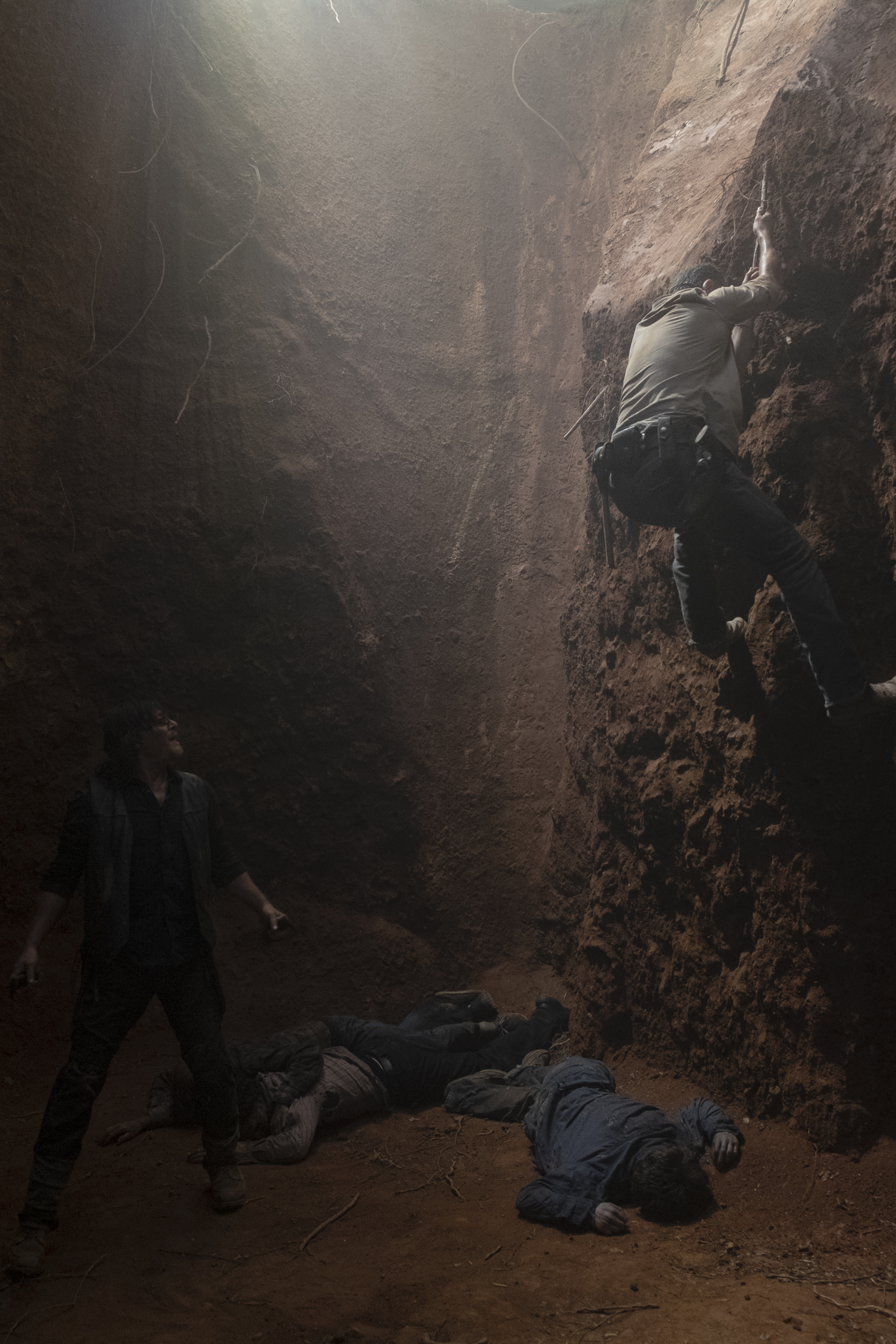 Rick Grimes (Andrew Lincoln) et Daryl Dixon (Norman Reedus) collaborent pour se sortir de leur piège - The Walking Dead - Saison 9, Épisode 4 - Crédit photo : Gene Page/AMC