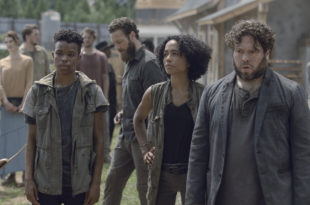 Les nouveaux venus Kelly (Angel Theory), Connie (Lauren Ridloff) et Luke (Dan Folger) sous la surveillance d'Aaron (Ross Marquand) - The Walking Dead - Saison 9, Épisode 6 - Crédit photo : Gene Page/AMC