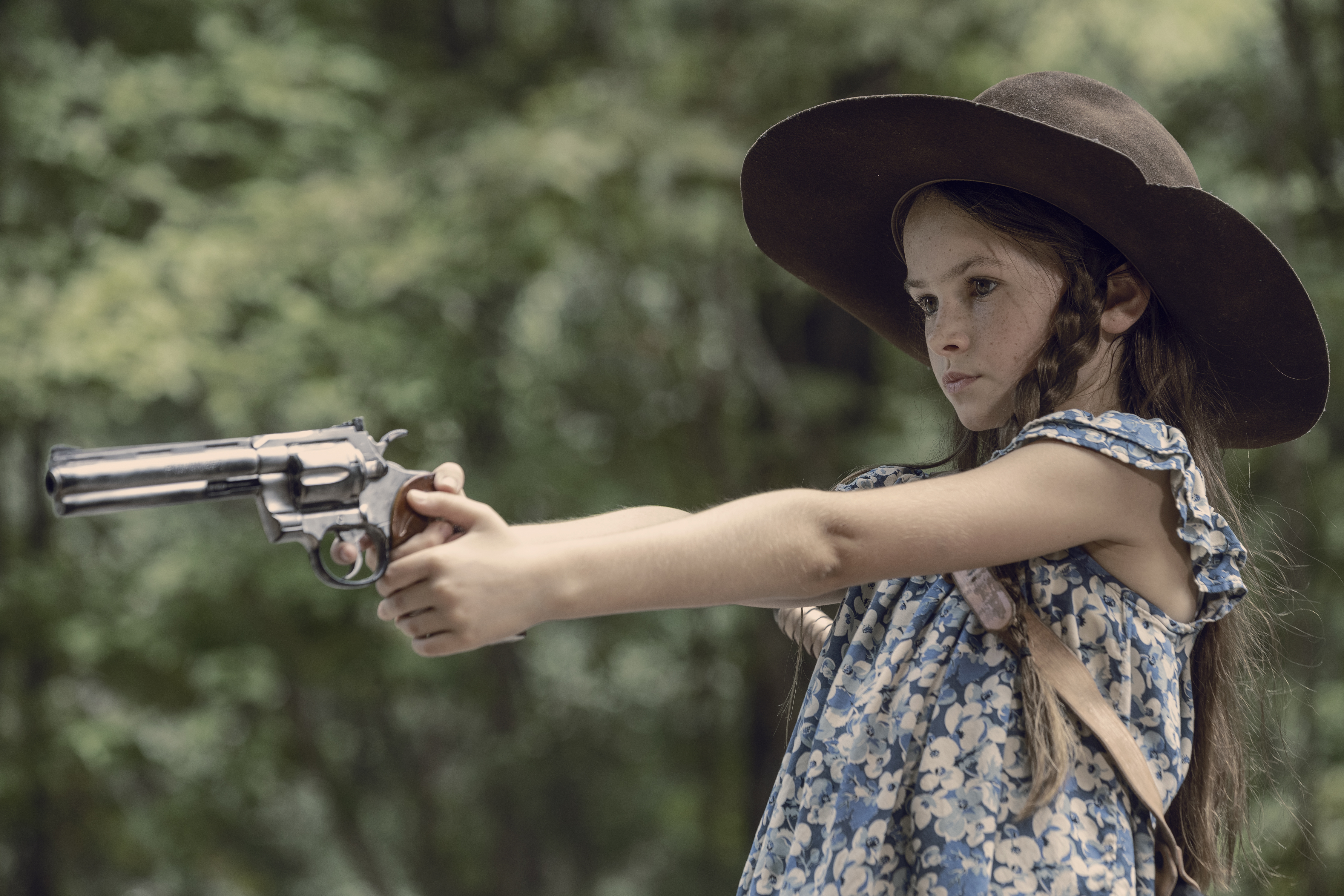 Judith (Cailey Fleming) rient parole et tire sur Negan - The Walking Dead - Saison 9, Épisode 9 - Crédit Photo : Jackson Lee Davis/AMC