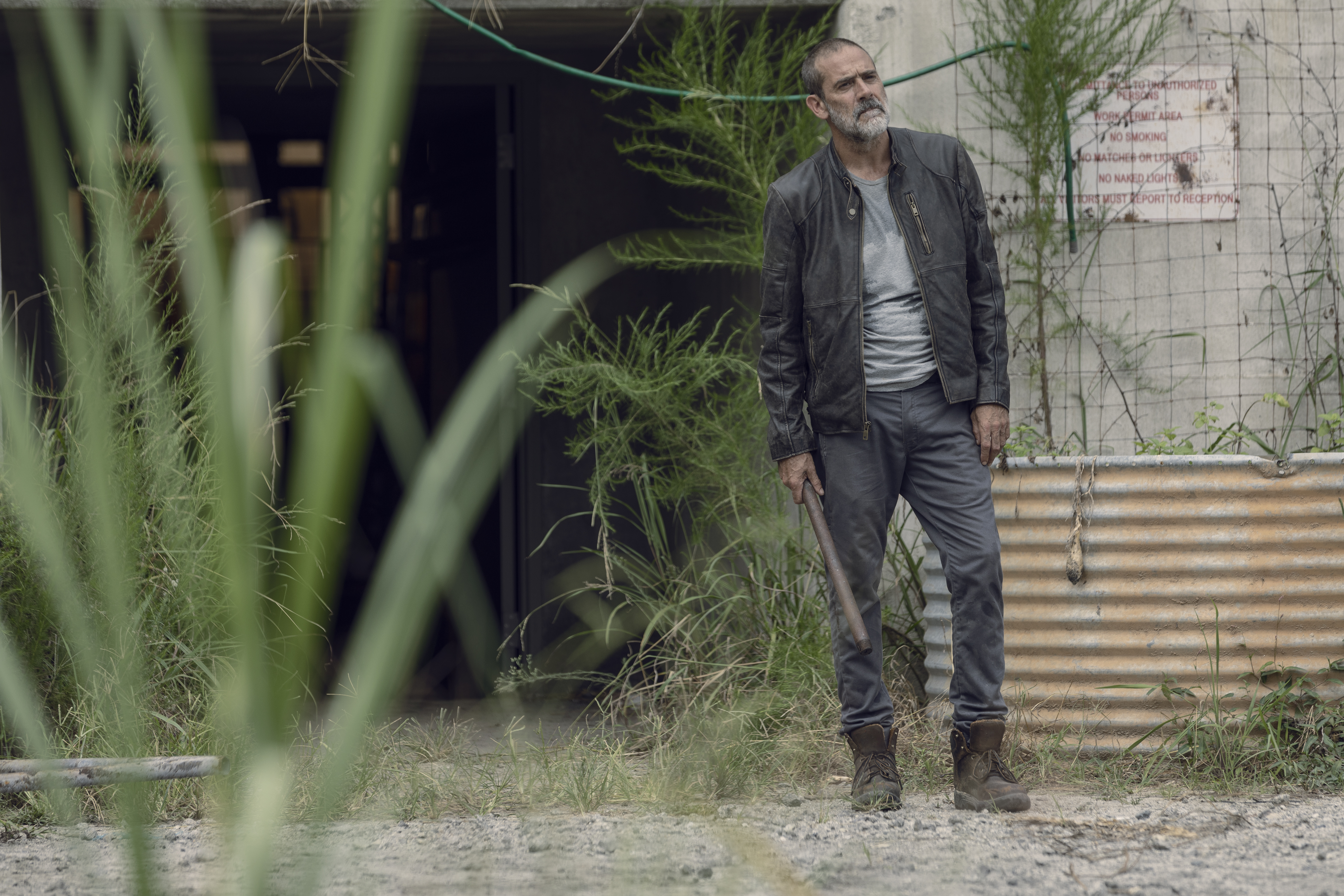 Negan (Jeffrey Dean Morgan) est désormais seul au Sanctuaire - The Walking Dead - Saison 9, Épisode 9 - Crédit Photo : Jackson Lee Davis/AMC