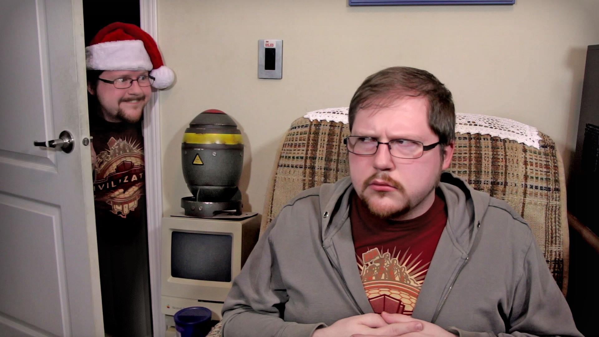 Un gag récurrent sur la chaîne YouTube LGR est l'arrivée du Christmas Clone peu avant Noël
