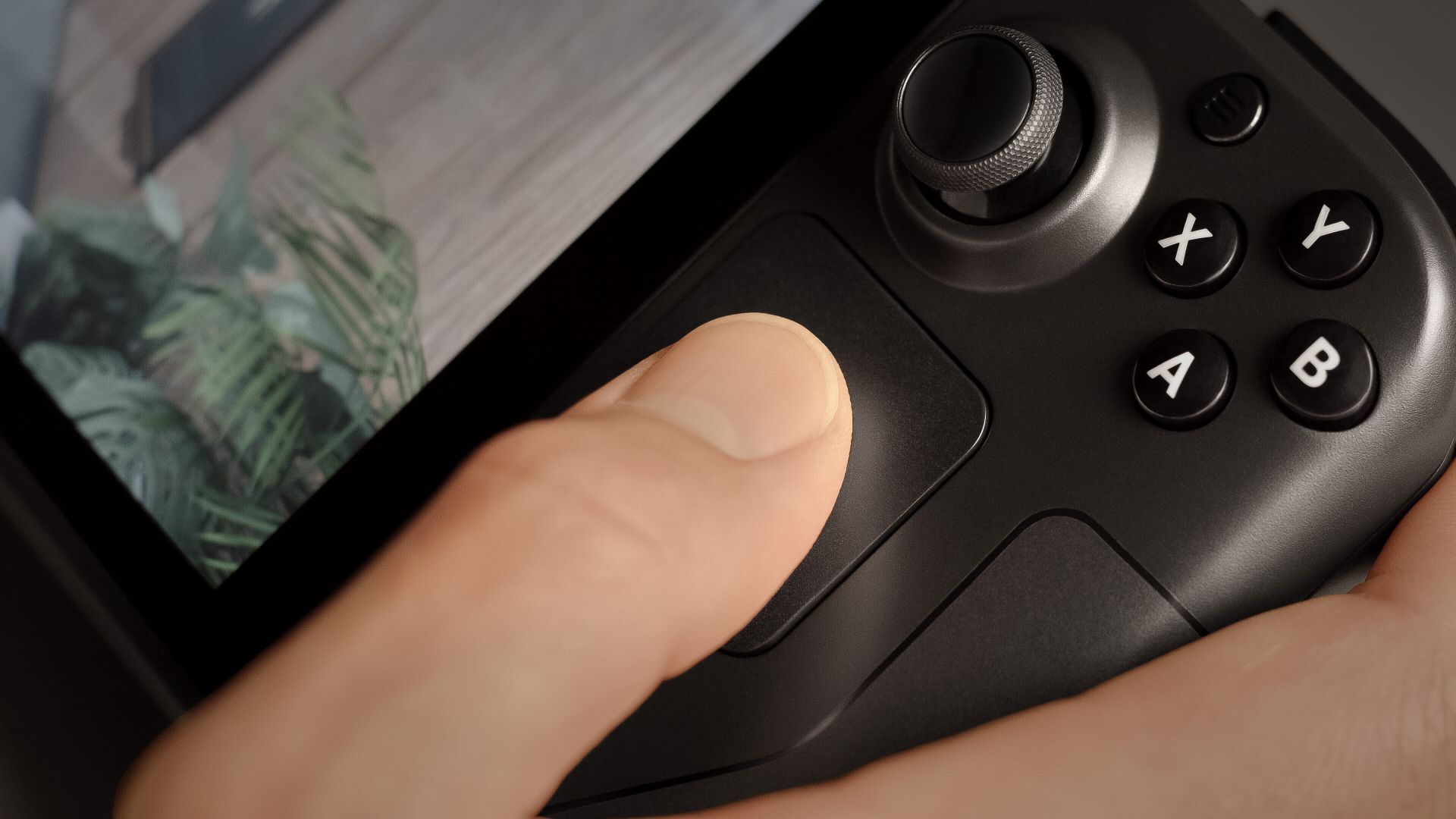Valve a tenu à offrir le maximum d'options de contrôles avec le Steam Deck, comme les pavés tactiles de chaque côté de l'écran