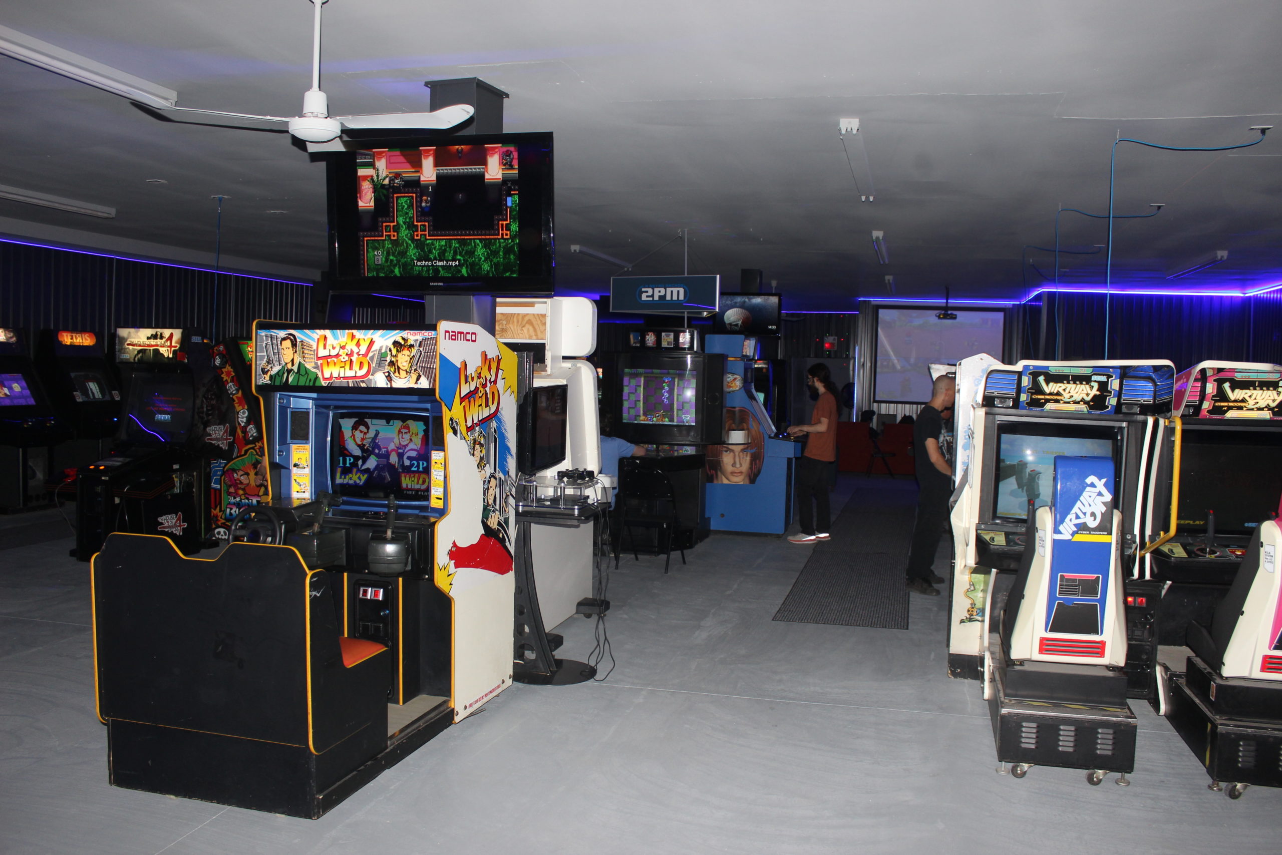 Les nostalgiques de la belle époque des salles d'arcade seront ravis de retrouver leur ambiance alors que les plus jeunes seront fascinés