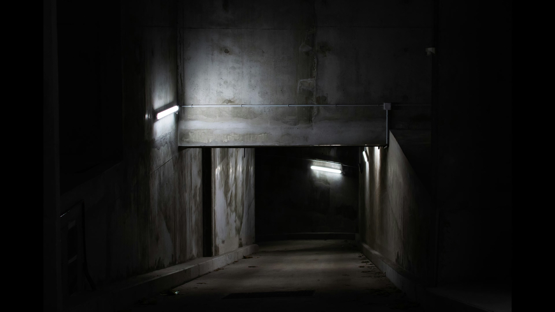 L'obscurité angoissante régnant dans un silo souterrain.