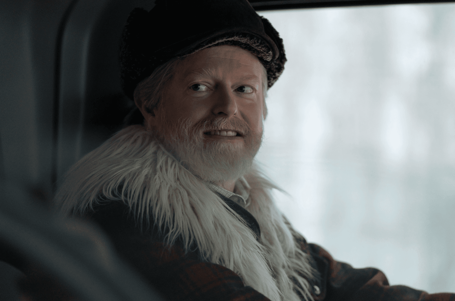 Le Père Noël (Jesse Tyler Ferguson) sourit au volant dans une scène de A Very Jonas Christmas Movie.
