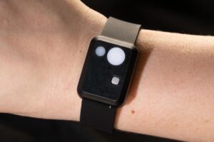 Gros plan sur le bracelet connecté sur un poignet, utilisé pour l'étude Archer de la mission Artemis II.