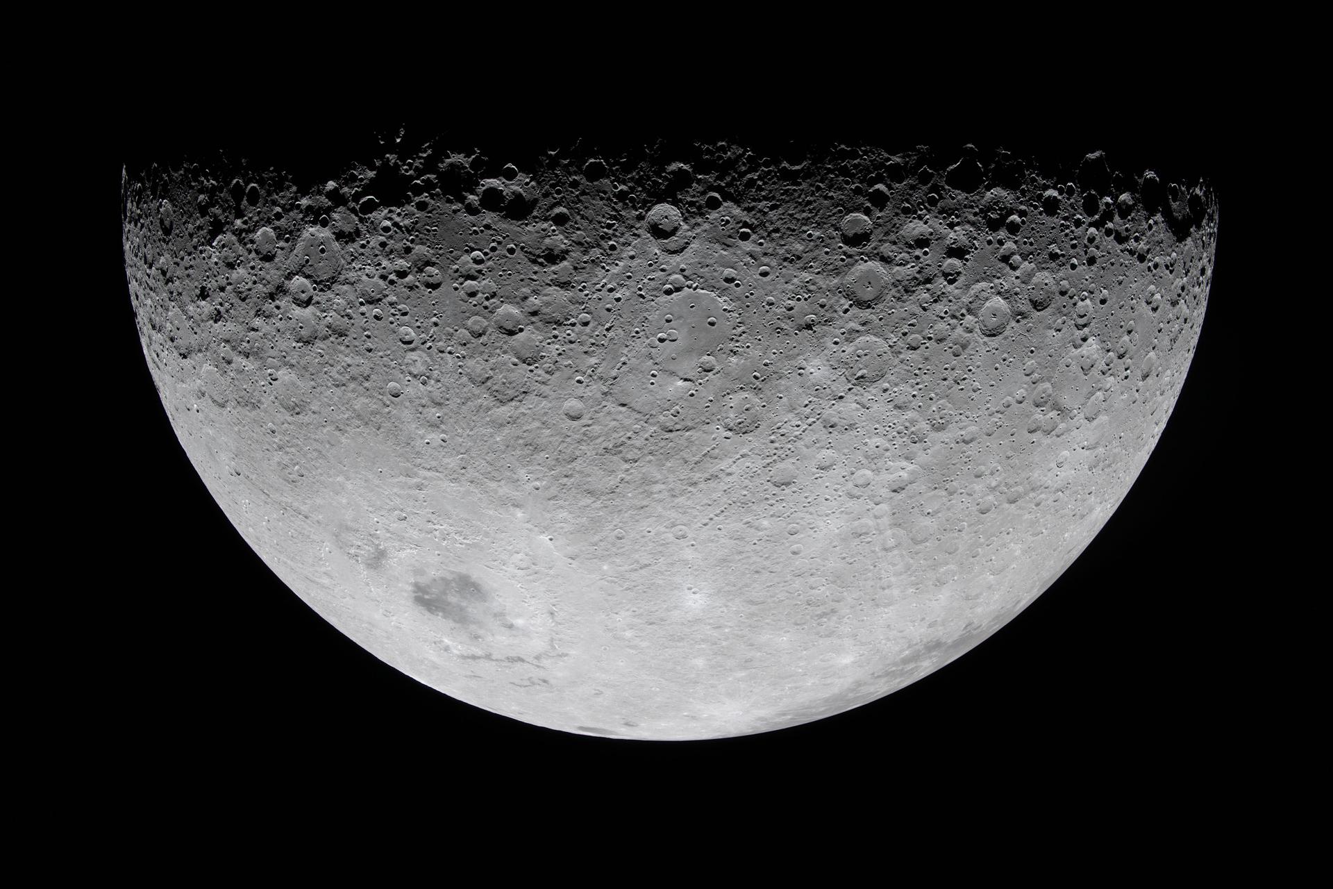 Une vue rapprochée de la Lune, visible à moitié, montrant ses cratères.