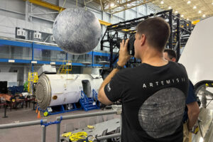 Jeremy Hansen s'entraîne à photographier la Lune à l'aide d'une grosse Lune gonflable attachée au plafond.