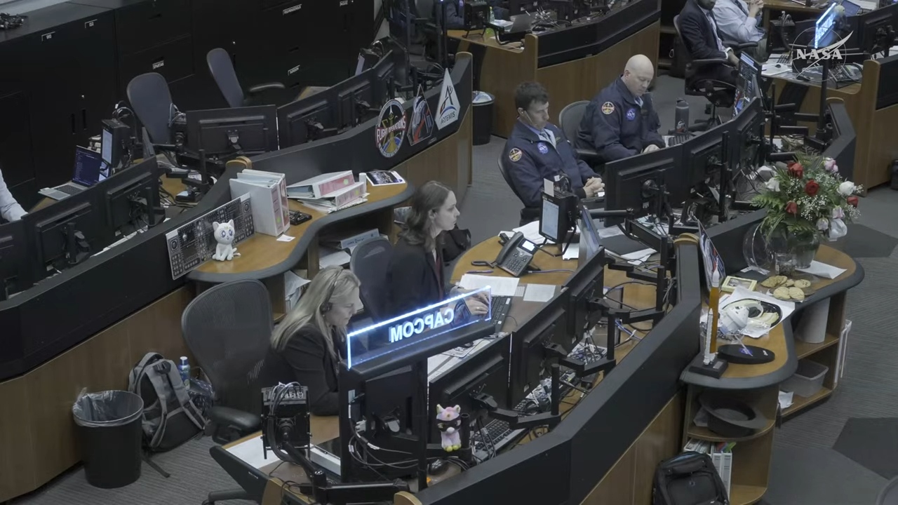 Le chat Artemis derrière le bureau des agents de liaison capcom au Centre de contrôle de mission de la NASA, à Houston.